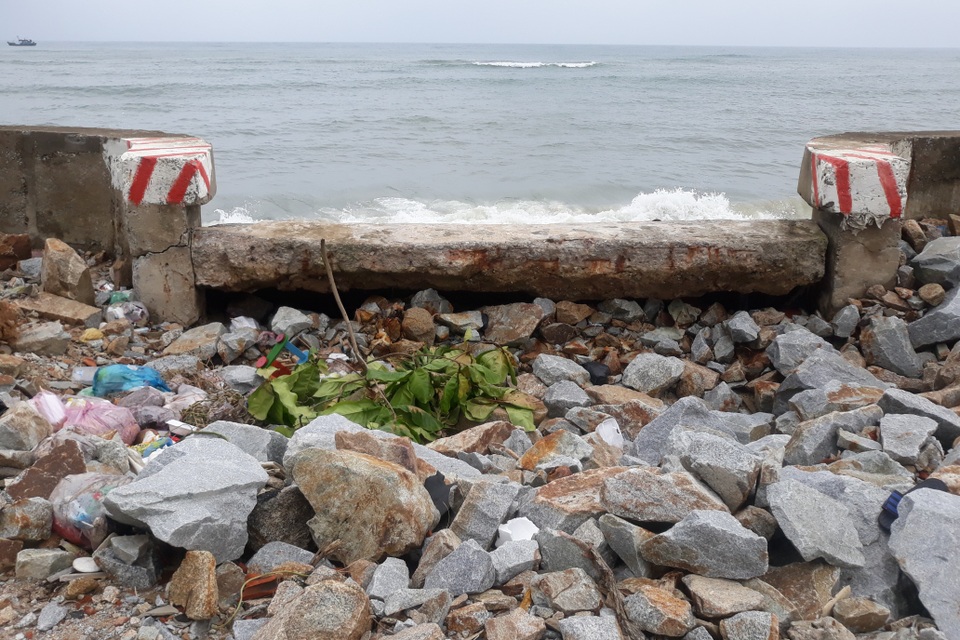 Sóng xé nát kè bê tông, hàng trăm nhà dân bị đe dọa - 5 Sóng xé nát kè bê tông, hàng trăm nhà dân bị đe dọa - 5