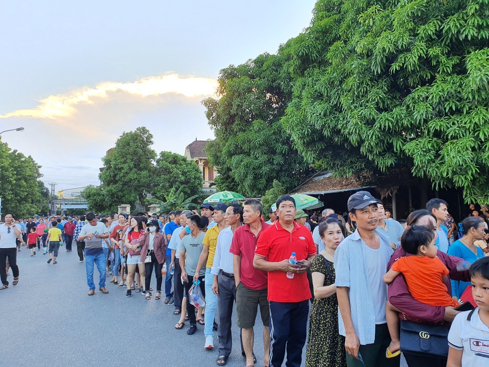 Hàng ngàn CĐV Hà Tĩnh bức xúc cầm vé trên tay không được vào sân - 1