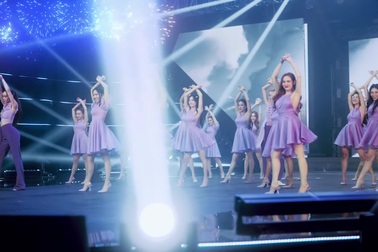 30 chị đẹp hòa giọng, khoe vũ đạo trong MV chủ đề "Đạp gió"