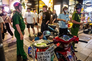 Xóa cảnh hàng rong "xổm" nhếch nhác, lấn chiếm vỉa hè phố đi bộ Nguyễn Huệ