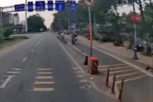 Xe máy bị đâm chí mạng vì tạt đầu ô tô sang đường kiểu "khó đỡ"