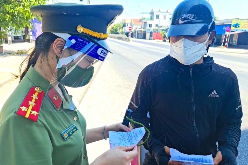 Hình ảnh thành phố Đỏ trong ngày đầu thực hiện ai ở đâu ở yên đó - 9 Hình ảnh thành phố Đỏ trong ngày đầu thực hiện ai ở đâu ở yên đó - 9