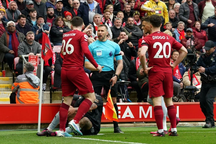 Sự cố kỳ lạ: Trợ lý trọng tài giật cùi chỏ vào mặt ngôi sao Liverpool