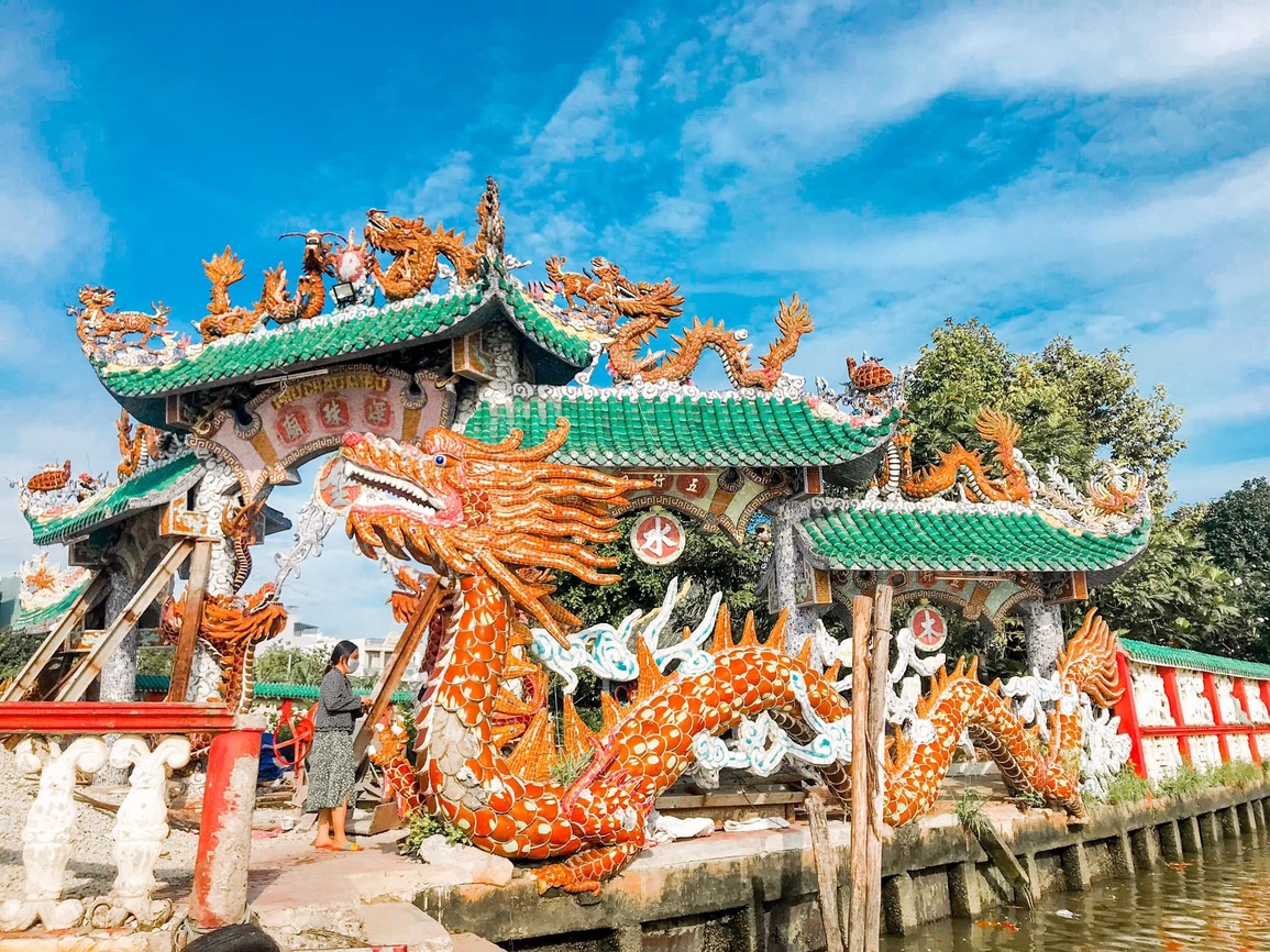 Ngôi miếu 300 năm lênh đênh giữa sông Sài Gòn, khách xếp hàng chờ đò đi tìm lịch sử kì bí - 4 Ngôi miếu 300 năm lênh đênh giữa sông Sài Gòn, khách xếp hàng chờ đò đi tìm lịch sử kì bí - 4