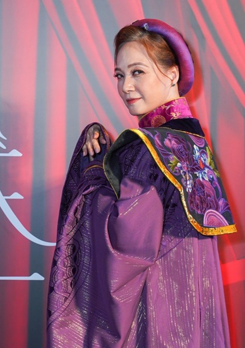 Phương Thanh tiết lộ phải độn ngực phì nhiêu để vào vai Tú Bà - 5 Phương Thanh tiết lộ phải độn ngực phì nhiêu để vào vai Tú Bà - 5