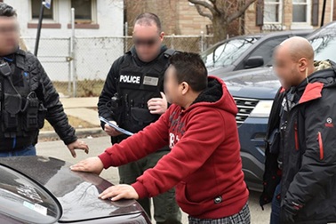 Người nhập cư Mỹ tiếp tục… ngồi trên đống lửa