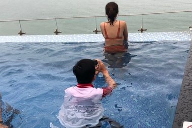 Hai lần "đá" bạn gái vì đi vệ sinh cũng đòi... chụp hình