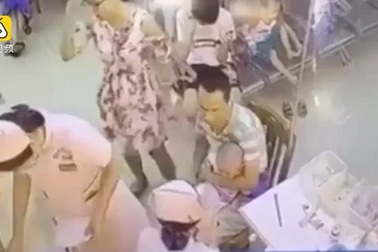 Mắc lỗi khi tiêm cho trẻ, nữ y tá bị cha đứa bé tát lật mặt