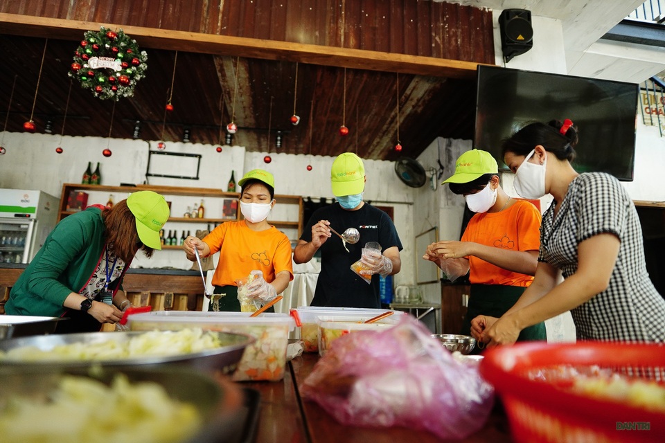 Ấm lòng quán cơm dã chiến giữa thời dịch Covid-19 - 4