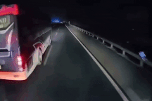 Lái ô tô giường nằm liên tục tạt đầu, đánh võng trên cao tốc