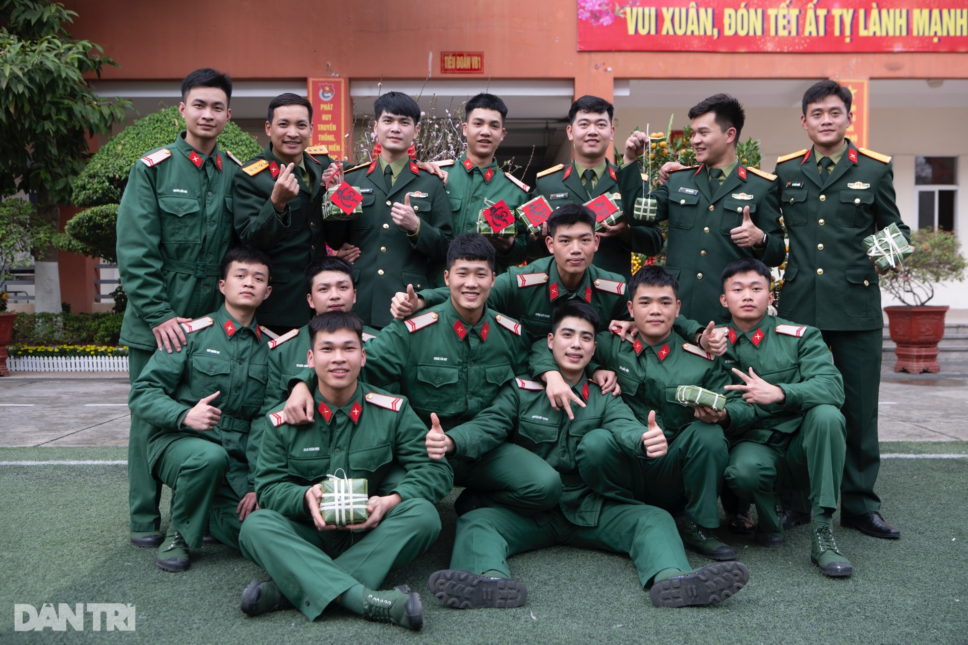 Chiến sĩ Lữ đoàn cận vệ trổ tài gói 4.000 nghìn chiếc bánh chưng đón Tết - 10 Chiến sĩ Lữ đoàn cận vệ trổ tài gói 4.000 nghìn chiếc bánh chưng đón Tết - 10