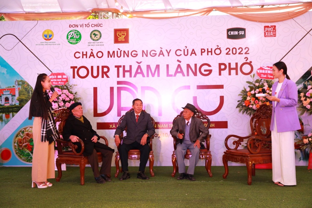 Tương ớt phở Chin-su cùng tôn vinh các bô lão làng phở cổ Vân Cù - 3 Tương ớt phở Chin-su cùng tôn vinh các bô lão làng phở cổ Vân Cù - 3