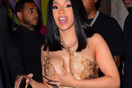 Cardi B suýt lộ "vòng một" vì váy hở bạo