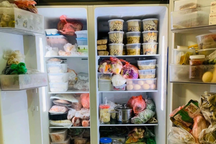 Mua đồ ăn quá đà, quần áo thừa thãi vào dịp Tết