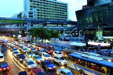 Thái Lan gia hạn lệnh giới nghiêm, phát lệnh bắt Thaksin tội khủng bố 