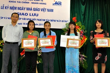 Giải thưởng cho thí sinh xuất sắc kỳ thi tuyển sinh 2012 vào ĐHKT - ĐHQGHN 