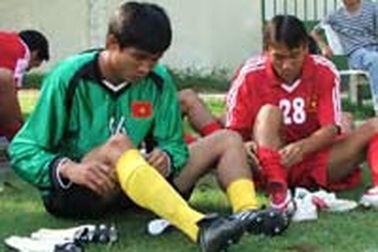 Thủ môn Viết Nam phải rời đội tuyển 