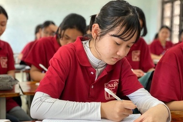 Các nhà hảo tâm giúp đỡ nữ sinh trường chuyên mồ côi gần 64 triệu đồng