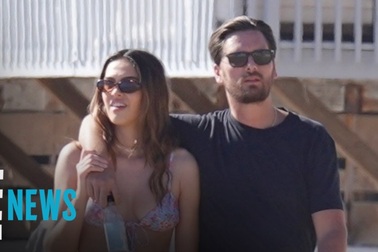 Scott Disick & Amelia Hamlin đi dạo trên biển