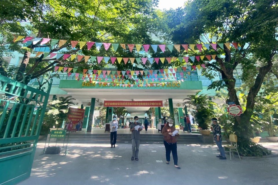 Đà Nẵng: Phụ huynh đến trường nhận đề và làm giám thị tại nhà - 1 Đà Nẵng: Phụ huynh đến trường nhận đề và làm giám thị tại nhà - 1