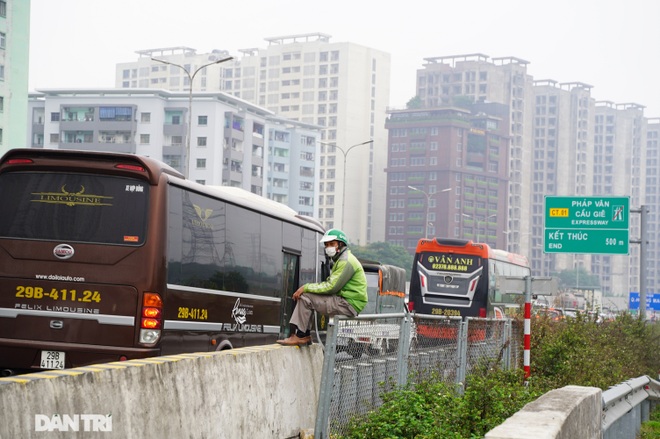 Hàng vạn người đổ về Thủ đô trong ngày nghỉ Tết Nguyên đán cuối cùng - 12 Hàng vạn người đổ về Thủ đô trong ngày nghỉ Tết Nguyên đán cuối cùng - 12