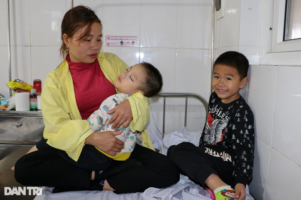 Người phụ nữ bị lừa tình nuôi con bại não, bố ngồi xe lăn, mẹ suy thận - 1 Người phụ nữ bị lừa tình nuôi con bại não, bố ngồi xe lăn, mẹ suy thận - 1