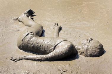 Lễ hội tắm bùn ở Michigan