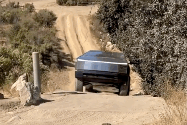 Xem xe bán tải điện Tesla Cybertruck leo bậc thang