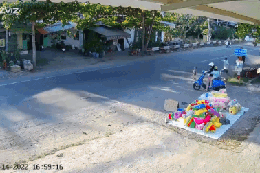 Cú "túm cổ áo" tài tình cứu bé trai đúng thời khắc sinh tử