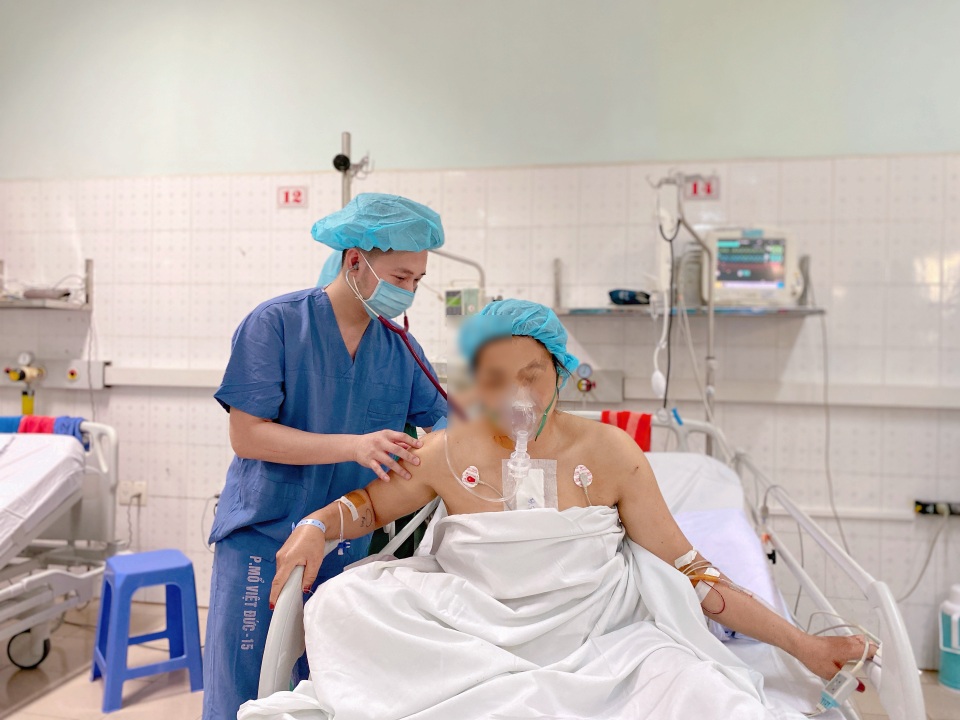 Người phụ nữ bị đạn bắn xuyên tim khi đang chơi thuyền trên hồ - 1 Người phụ nữ bị đạn bắn xuyên tim khi đang chơi thuyền trên hồ - 1