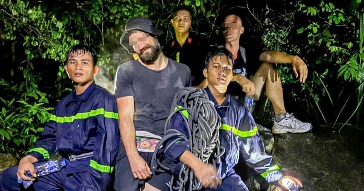 Cảnh sát giải cứu 2 du khách Nga mắc kẹt trên núi Cô Tiên