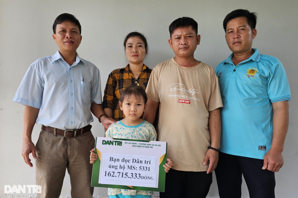 Bạn đọc ủng hộ gần nửa tỷ đồng thắp sáng hy vọng sống cho bé gái 7 tuổi - 1 Bạn đọc ủng hộ gần nửa tỷ đồng thắp sáng hy vọng sống cho bé gái 7 tuổi - 1