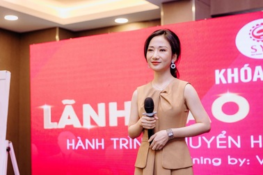 CEO SYS Group Vũ Thị Thúy Liễu chia sẻ các khóa đào tạo quản trị doanh nghiệp