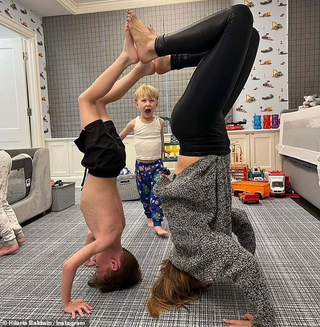 HLV yoga Hilaria Baldwin: Lấy chồng tài tử, sinh 6 con vẫn giữ dáng đẹp - 3 HLV yoga Hilaria Baldwin: Lấy chồng tài tử, sinh 6 con vẫn giữ dáng đẹp - 3
