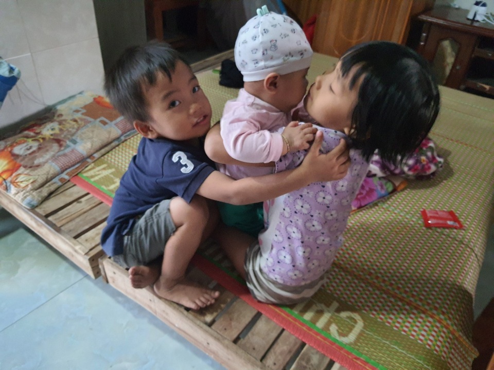 Những đứa trẻ bị bố mẹ bỏ rơi được bạn đọc Dân trí cưu mang - 1 Những đứa trẻ bị bố mẹ bỏ rơi được bạn đọc Dân trí cưu mang - 1