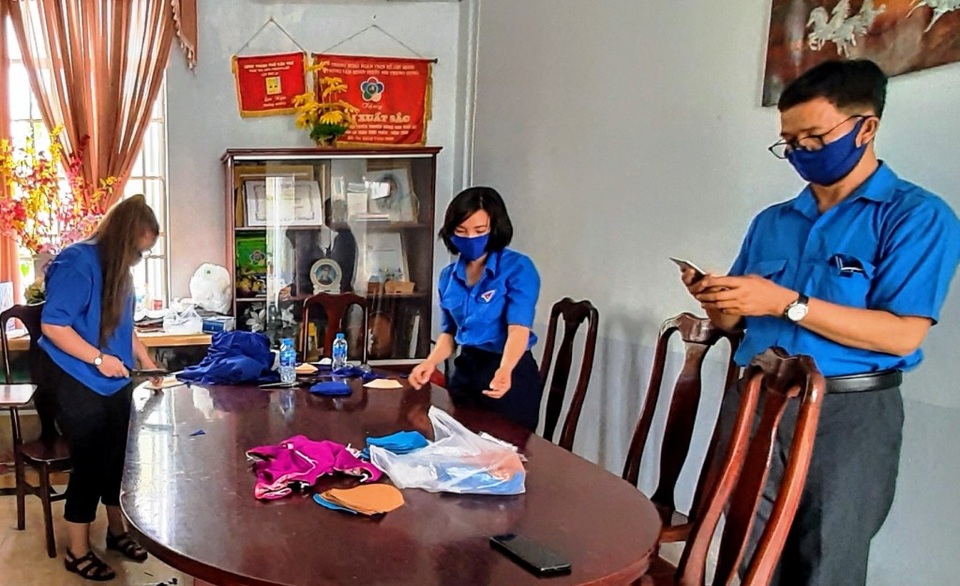 Cần Thơ: Đoàn viên, thanh niên may hơn 5.000 khẩu trang vải chống Covid-19 - 2 Cần Thơ: Đoàn viên, thanh niên may hơn 5.000 khẩu trang vải chống Covid-19 - 2