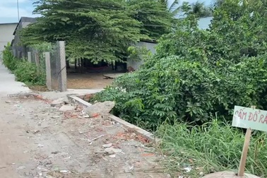 Di dời khối bê tông chặn nhà dân gần 5 tháng