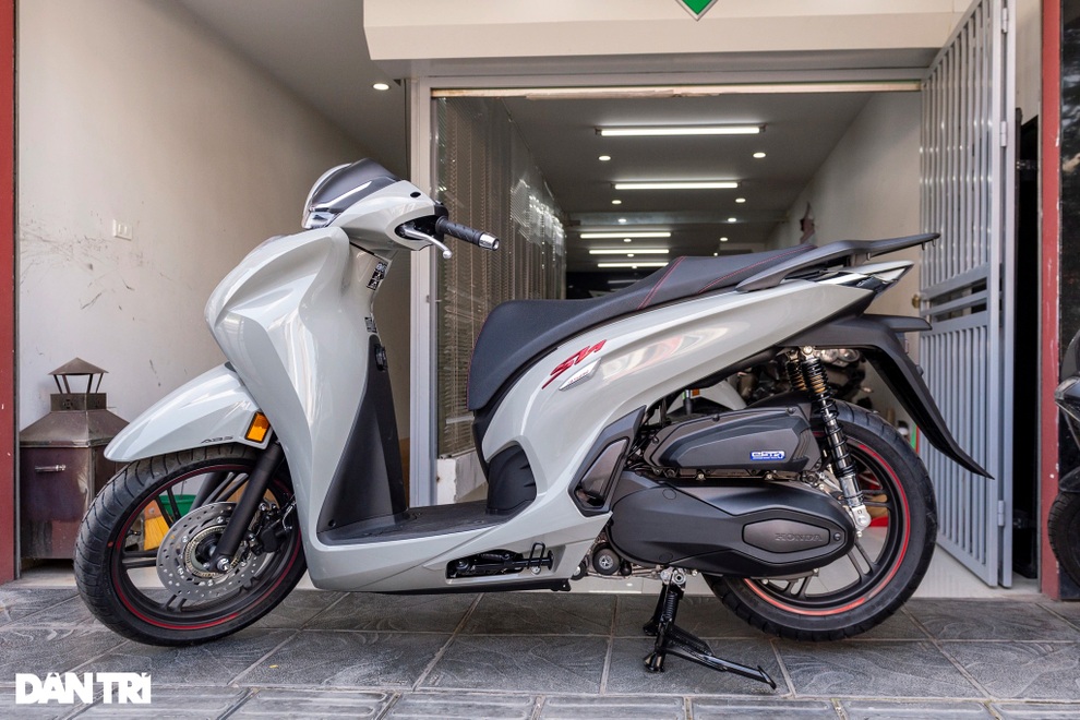 Cận cảnh Honda SH 350i về đại lý tại Hà Nội, thêm màu mới hút khách - 3 Cận cảnh Honda SH 350i về đại lý tại Hà Nội, thêm màu mới hút khách - 3