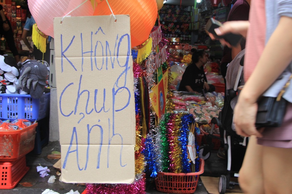 Cấm chụp ảnh miễn phí, tiểu thương Hàng Mã ra giá “100 nghìn đồng/lần”? - 1 Cấm chụp ảnh miễn phí, tiểu thương Hàng Mã ra giá “100 nghìn đồng/lần”? - 1