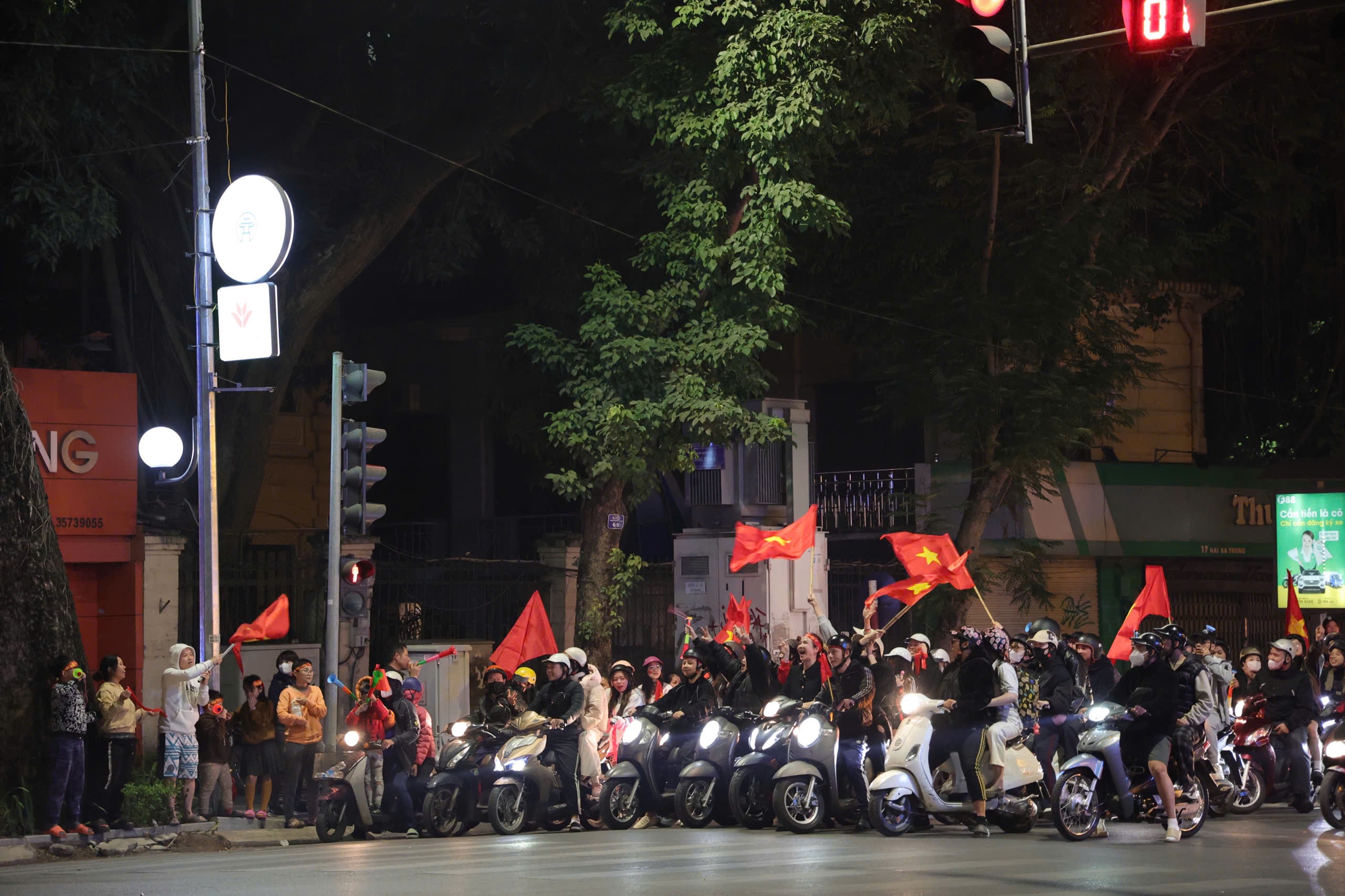 Civilizovaná bouře: Hanojané zastavují na červenou, aby oslavili vítězství v AFF Cupu - 2 Đi bão văn minh: Người Hà Nội dừng đèn đỏ ăn mừng chức vô địch AFF Cup - 2