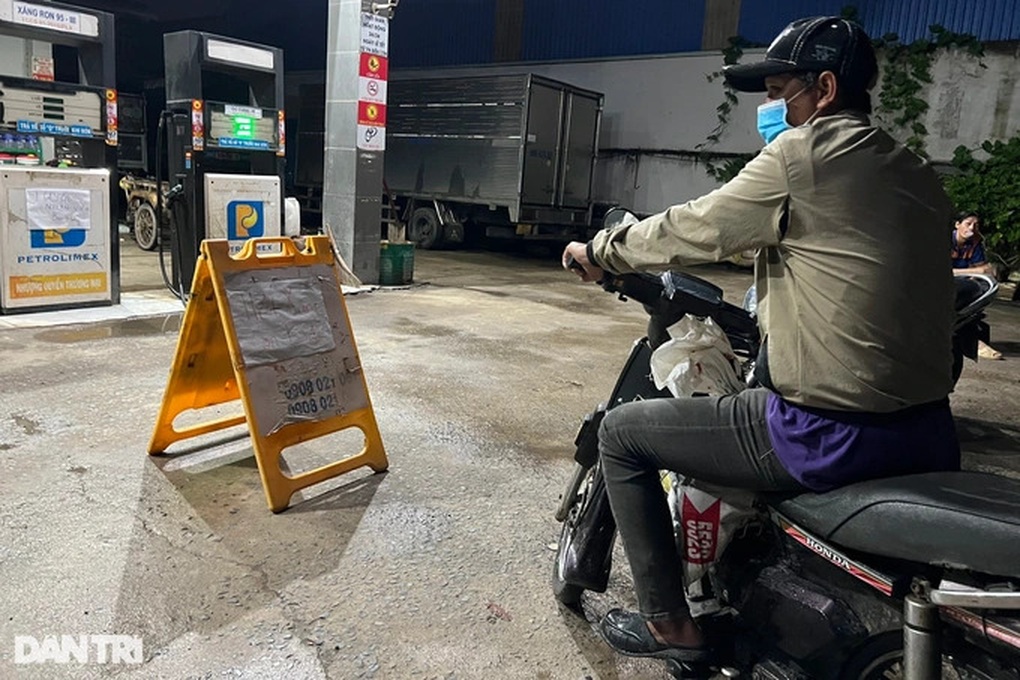 Dân khổ sở mua xăng, Bộ Công Thương: Việc cây xăng đóng cửa không phổ biến - 1 Dân khổ sở mua xăng, Bộ Công Thương: Việc cây xăng đóng cửa không phổ biến - 1