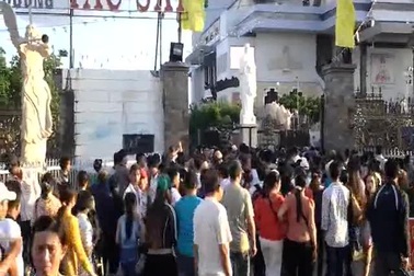 Video: Hàng ngàn người chen chân hành hương ở Thánh đường Tắc Sậy.