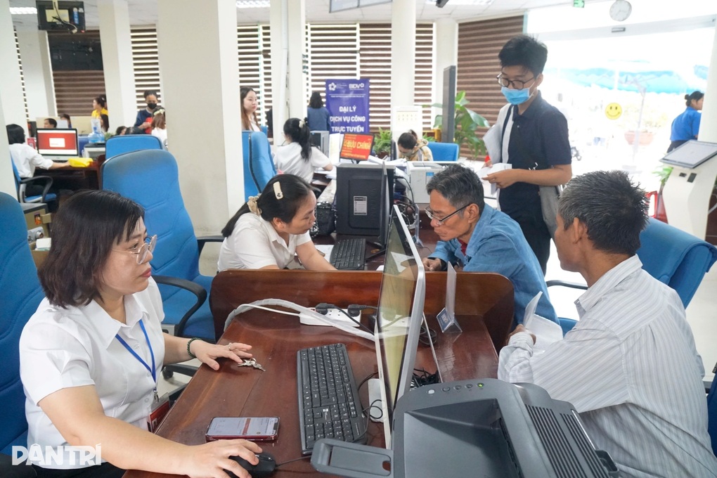 Chấn chỉnh vấn nạn cò làm giấy tờ tại Trung tâm phục vụ hành chính công - 3 Chấn chỉnh vấn nạn cò làm giấy tờ tại Trung tâm phục vụ hành chính công - 3