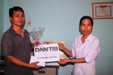 Trao tiếp hơn 13 triệu đồng đến cô gái bị suy thận mãn