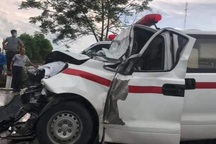 Xe cấp cứu tông đuôi xe tải, nhiều người bị thương nặng