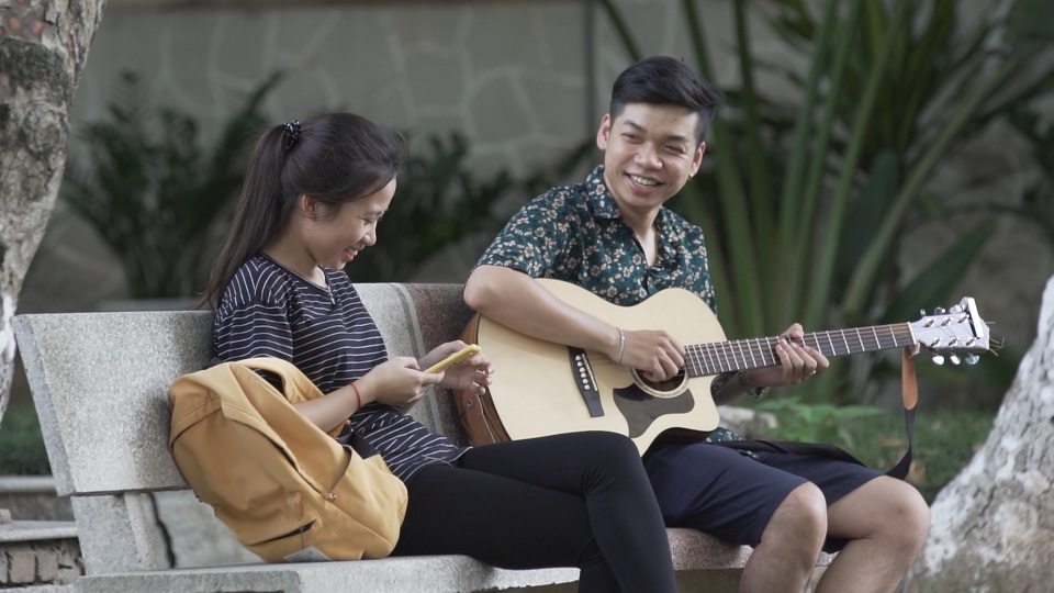 Chàng trai ôm đàn hát trong thang máy trước sự bất ngờ của nhiều người - 5 Chàng trai ôm đàn hát trong thang máy trước sự bất ngờ của nhiều người - 5