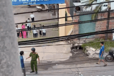 Người đàn ông cầm dao trước cổng trường, học sinh bỏ chạy tán loạn