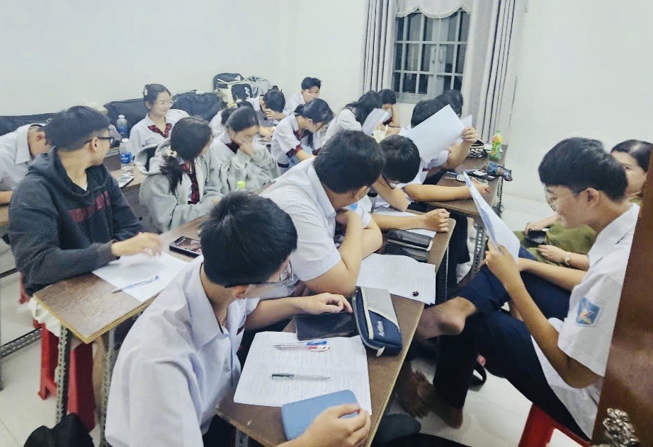 הורים נסערים, יישובים רבים מורים לטפל בהוראה נוספת בלתי חוקית - 1 Phụ huynh bức xúc, hàng loạt địa phương chỉ đạo xử lý dạy thêm sai quy định - 1