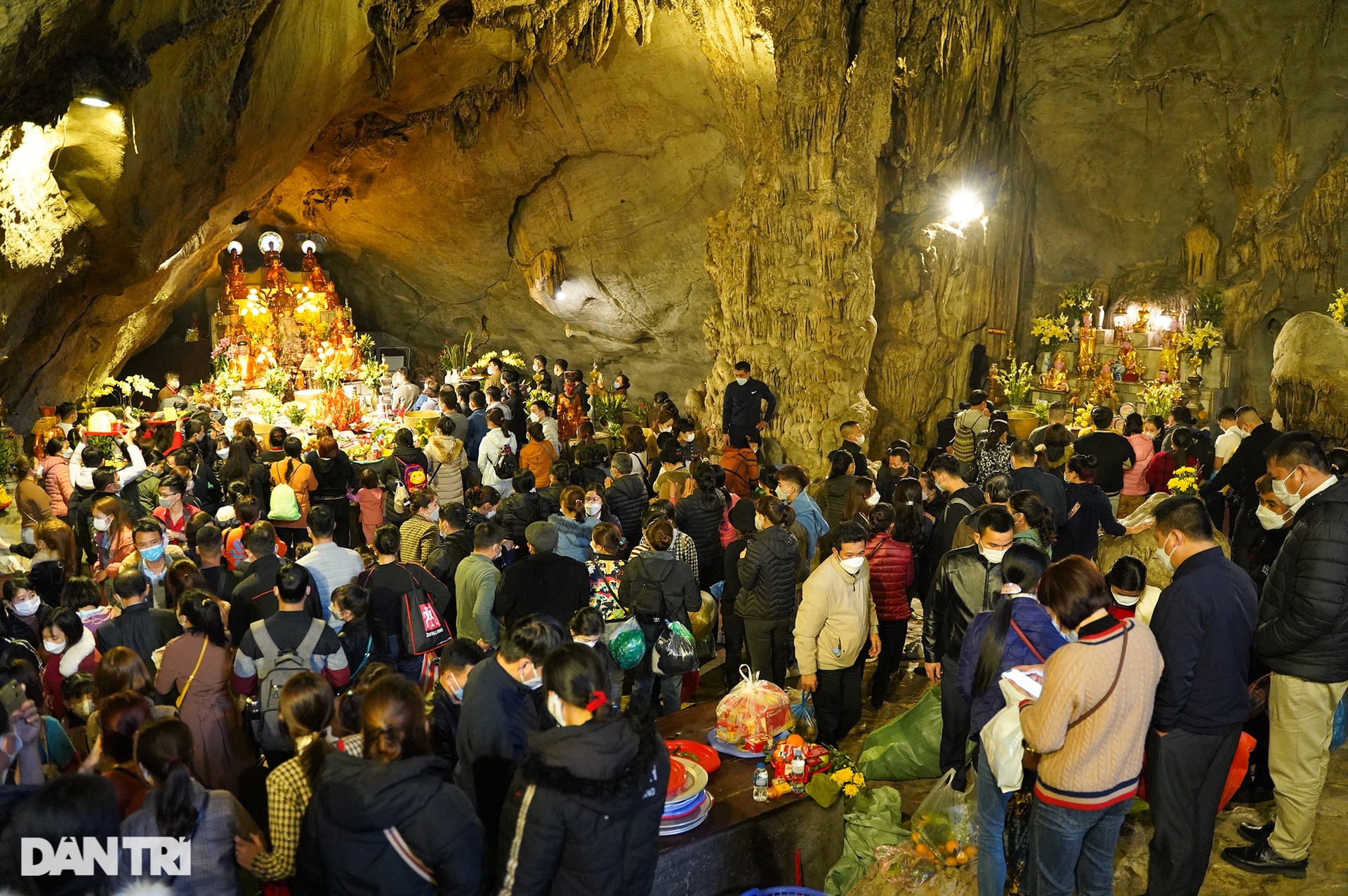 Hàng vạn người đội mưa trẩy hội chùa Hương ngày chính thức mở cửa trở lại - 8