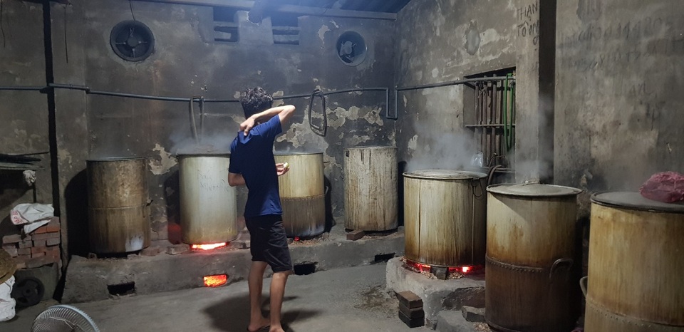Thâu đêm nấu bánh chưng phục vụ ngày cúng ông Táo - 1 Thâu đêm nấu bánh chưng phục vụ ngày cúng ông Táo - 1